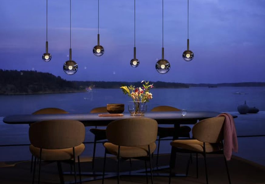 This gradient-colored glass pendant light features a spiral-designed, gradient black spherical lampshade, suitable for spaces with high ceilings such as restaurants.